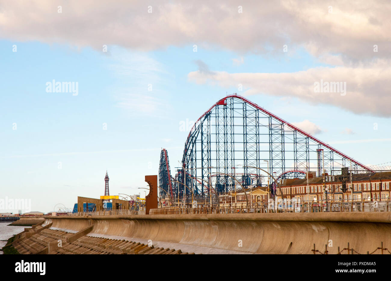 Sea Wall 'The Big One' Pleasure Beach und Blackpool Tower. Blackpool Lancashire England Großbritannien Stockfoto