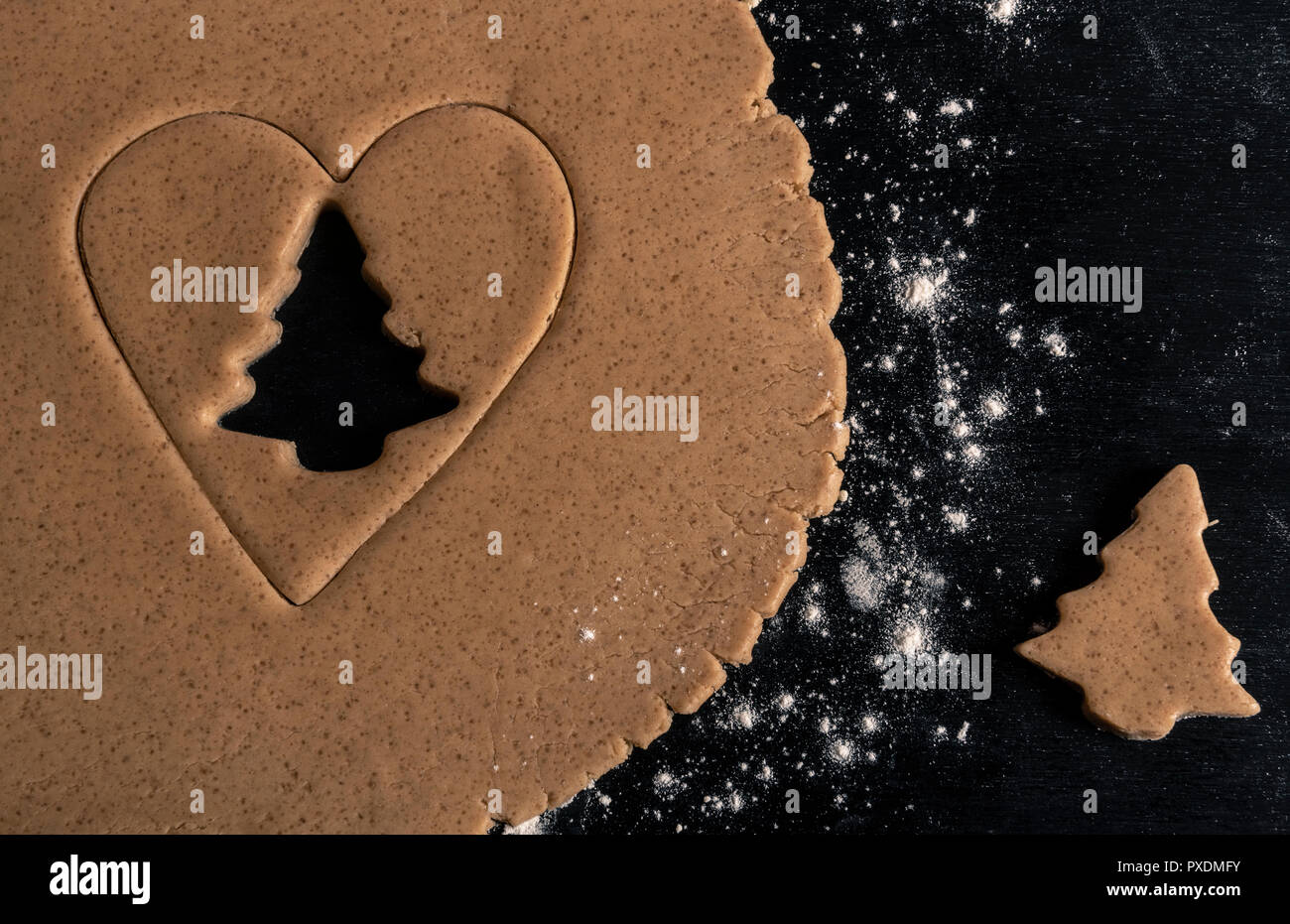 Lebkuchen Plätzchen in der Form von einer Kiefer geschnitten aus einem großen Stück Teig Stockfoto