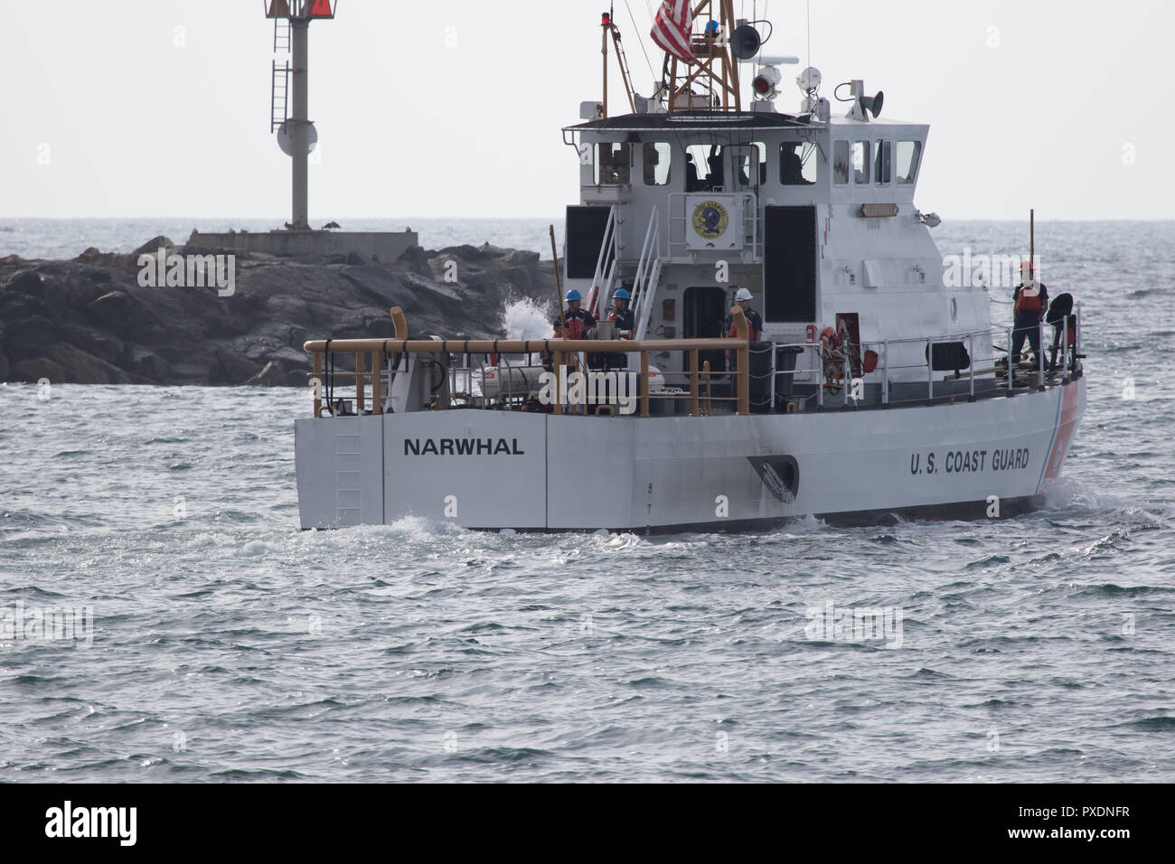 US Coast Guard Cutter durch den Kanal von der Coast Guard station in Newport Beach, Kalifornien, USA Stockfoto