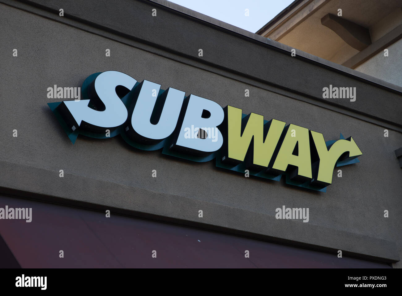 Subway sandwich Firma äußeres Zeichen und Logos auf ein Geschäft in Santa Ana, Kalifornien, USA Stockfoto