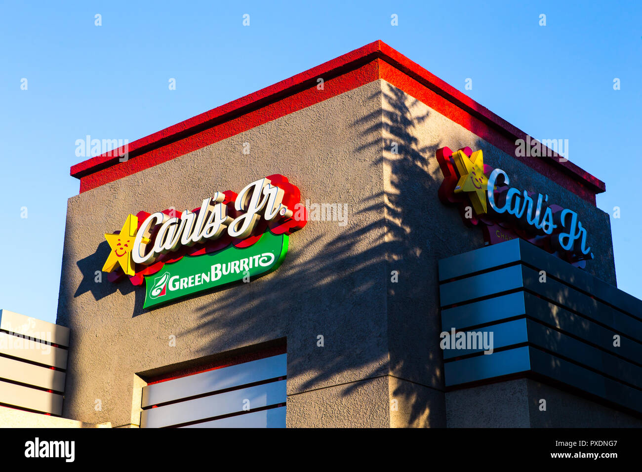 Carl's Jr Carl's Junior fast food Restaurant Zeichen an der Wand eines Gebäudes in Santa Ana, Kalifornien, USA Stockfoto