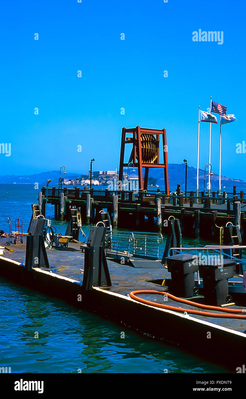 Pier in der Bucht von San Francisco und Alcatraz im Hintergrund Stockfoto