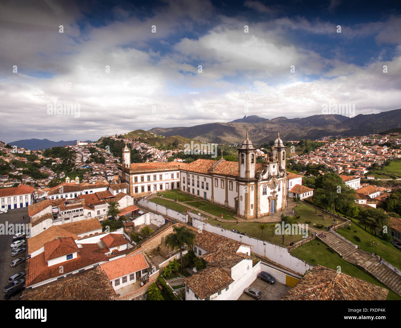 Vista aérea de Igreja Nossa Senhora do Carmo Centro Histórico da Cidade de Ouro Preto, MG. Mais ao Fundo o Museu da Inconfidência Mineira Stockfoto