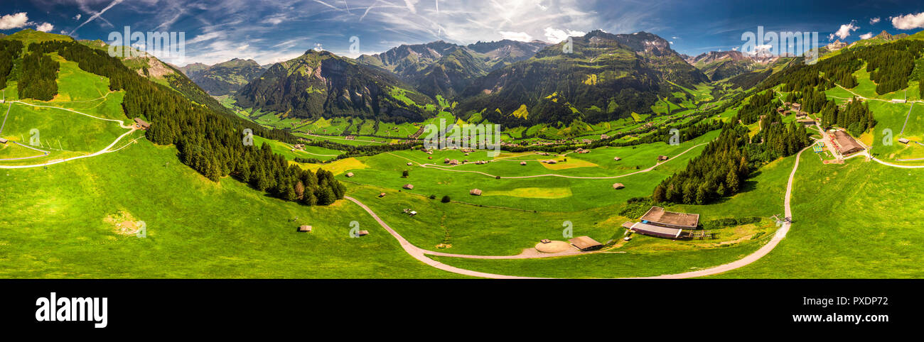 Luftaufnahme von Elm Dorf und Schweizer Berge - Piz Segnas, Piz Sardona, Stockli Laaxer aus Ampachli, Glarus, Schweiz, Europa. Stockfoto