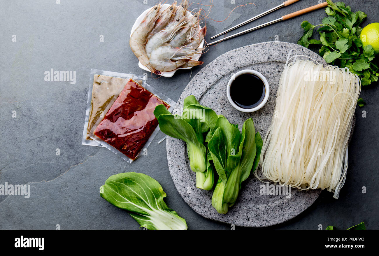 Asiatische Küche Zutaten: Reis, Nudeln, pok Choy, Saucen, rohe Garnelen.  Asiatische Lebensmittel Konzept chinesische und thailändische Küche  Stockfotografie - Alamy