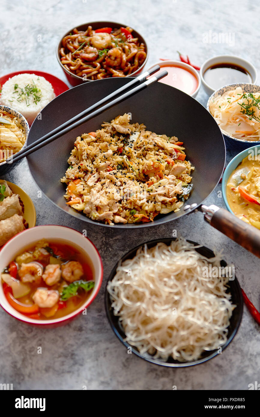 Asiatische orientalisches Essen Zusammensetzung in bunten Geschirr Stockfoto