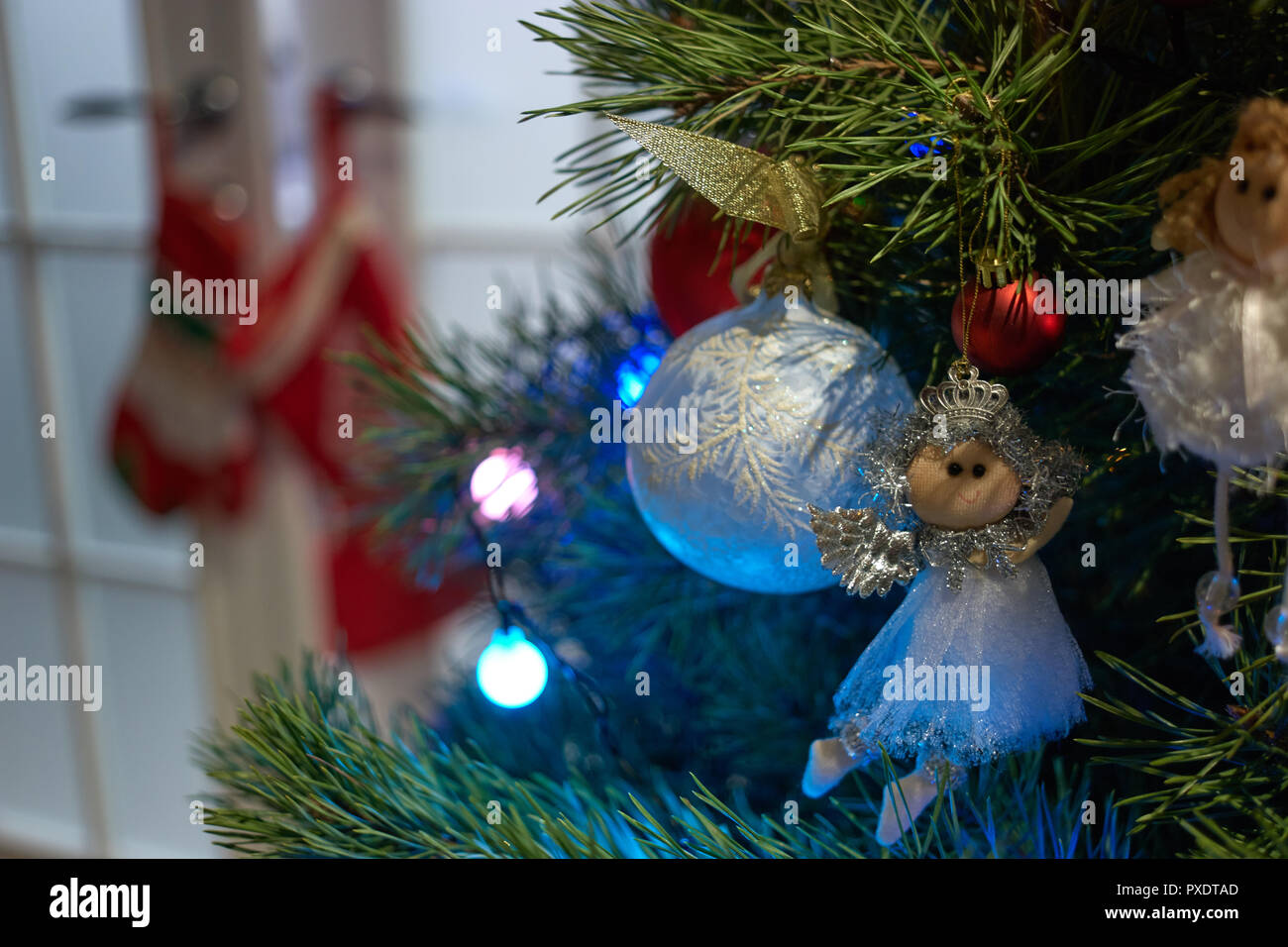 Weihnachtsbaum Einrichtung mit Engel Figur. Stockfoto