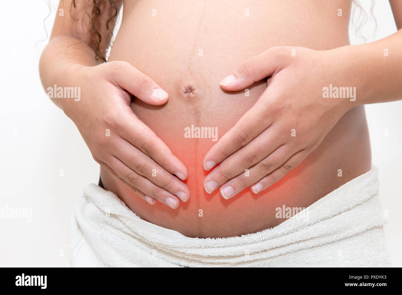 Schwangere Frau mit Magenschmerzen hält Ihren Bauch schmerzen. Bauchschmerzen während der Schwangerschaft. Stockfoto