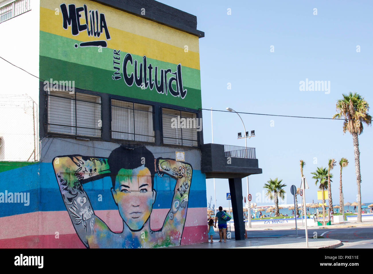 Ceuta, Melilla, Spanien. 18 Aug, 2018. Eine farbenfrohe Wandgemälde gesehen auf einem Gebäude neben dem Strand in Melilla gemalt. Die spanische Exklave Melilla Stadt an der nordafrikanischen Küste sitzt, von allen Seiten von Marokko und das Mittelmeer umgeben. Die Stadt wird von einer 20 m hohen Metallzaun heraus zu halten Migranten auf der Suche nach Europa zu kommen, umgeben, aber viele Migranten machen es auf jeden Fall. Die Grenze ist aber auch eine blühende wirtschaftliche Drehscheibe, wo marokkanische Arbeiter waren aus Spanien in Marokko. Credit: SOPA Images/ZUMA Draht/Alamy leben Nachrichten Stockfoto