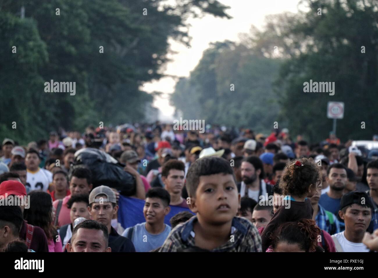 Ciudad Hidalgo, Mexiko. Okt, 2018 21. Zentralamerikanischen Migranten überschrift für die Vereinigten Staaten. Die Migranten aus Honduras, El Salvador und Guatemala haben den Grenzzaun zwischen Guatemala und Mexiko gekreuzt, um von dort an die US-Grenze zu marschieren. Inoffiziellen Schätzungen zufolge gibt es rund 4000 Menschen. Sie werden von der mexikanischen Polizei eskortiert. Credit: Ivan Sanchez/dpa/Alamy leben Nachrichten Stockfoto