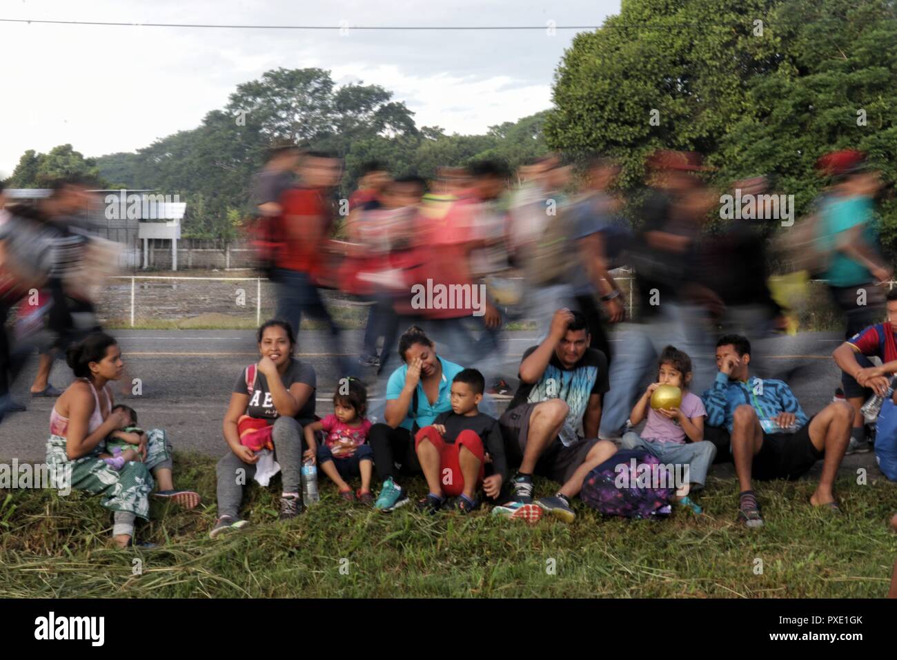 Ciudad Hidalgo, Mexiko. Okt, 2018 21. Eine Gruppe von Zentralamerikanischen Migranten im März in die Vereinigten Staaten, sich auszuruhen. Die Migranten aus Honduras, El Salvador und Guatemala haben den Grenzzaun zwischen Guatemala und Mexiko gekreuzt, um von dort an die US-Grenze zu marschieren. Inoffiziellen Schätzungen zufolge gibt es rund 4000 Menschen. Sie werden von der mexikanischen Polizei eskortiert. Credit: Iván Sánchez/dpa/Alamy leben Nachrichten Stockfoto