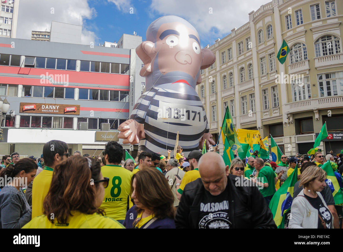 PR - Curitiba - 10/21/2018 - Tat ES JA zur Unterstützung der Jair Bolsonaro in Curitiba - Tausende von Menschen in BOCA Maldita in einer Zeremonie versammelten für die Präsidentschaft von Jair Bolsonaro Präsidentschaft der Republik, als Ja Ja, eine Antwort auf die Bewegung der vorherigen Tag gegen die PSL Kandidat bekannt. Bewegungen, wie z. B. Com-Pra Rua, MBL und lokalen Gruppen waren verantwortlich für die Organisation, die empfohlene Reden im Trio der Vertreter der Bewegungen und auch politische Verbündete von Bolsonaro. Tausende von Menschen in BOCA Maldita in der Akte Jair Bolsonaro der Präsidentschaft der Republik versammelt, c Stockfoto