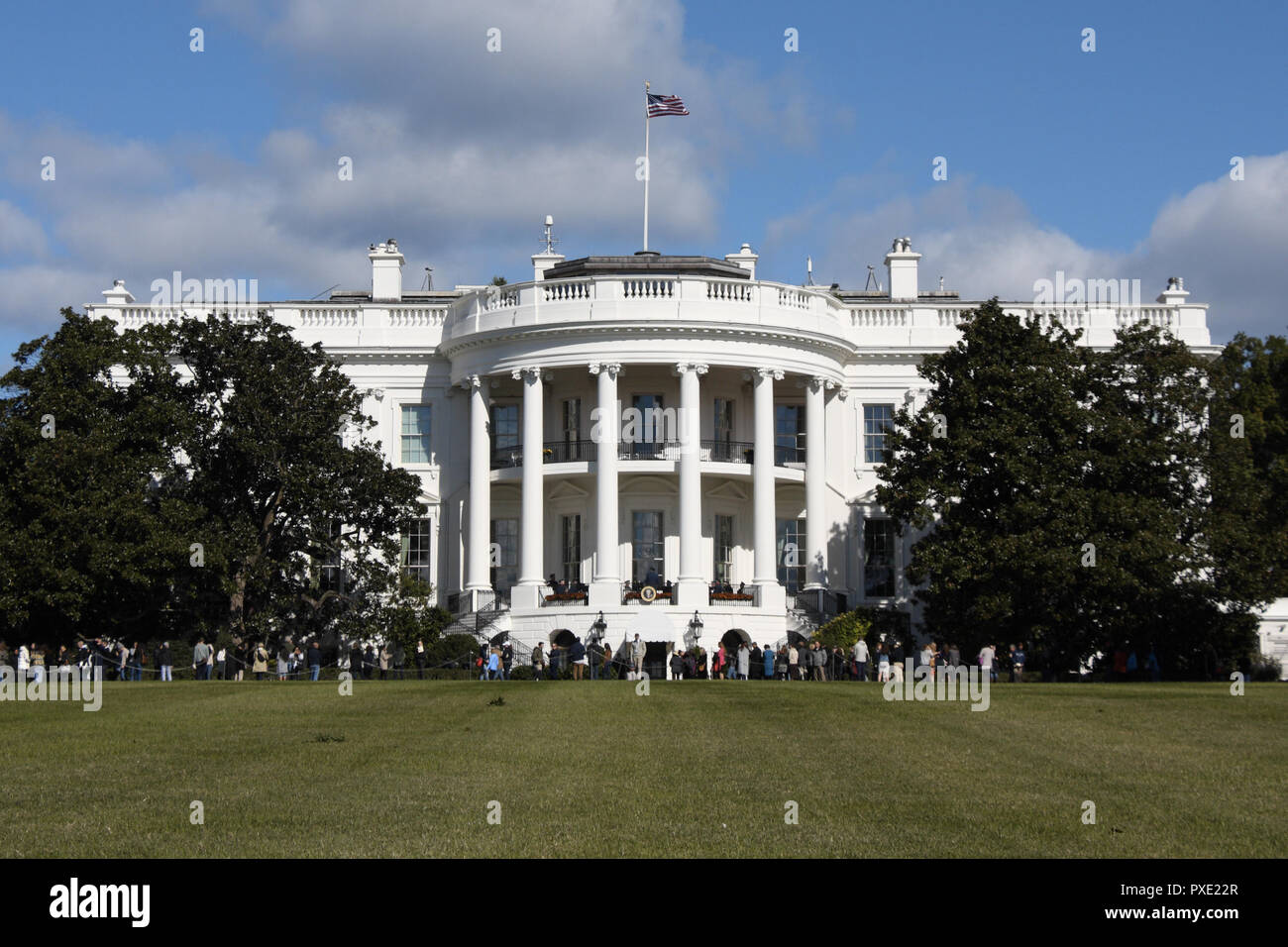 Washington, DC, USA. Okt, 2018 21. Die Executive Residence des Weißen Hauses mit Besuchern zu Fuß entlang der Fahrstraße, die in und rund um den South Lawn im Herbst Garten Touren geht. Credit: Evan Golub/ZUMA Draht/Alamy leben Nachrichten Stockfoto