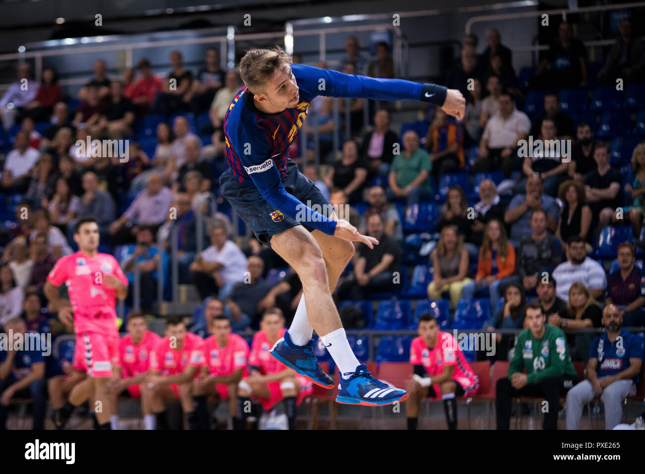 21. Oktober 2018, Palau Blaugrana, Barcelona, Spanien; Liga ASOBAL Handball; FC Barcelona Lassa versus BM Sinfin; Aleix Gomez des FC Barcelona nach der Aufnahme Stockfoto