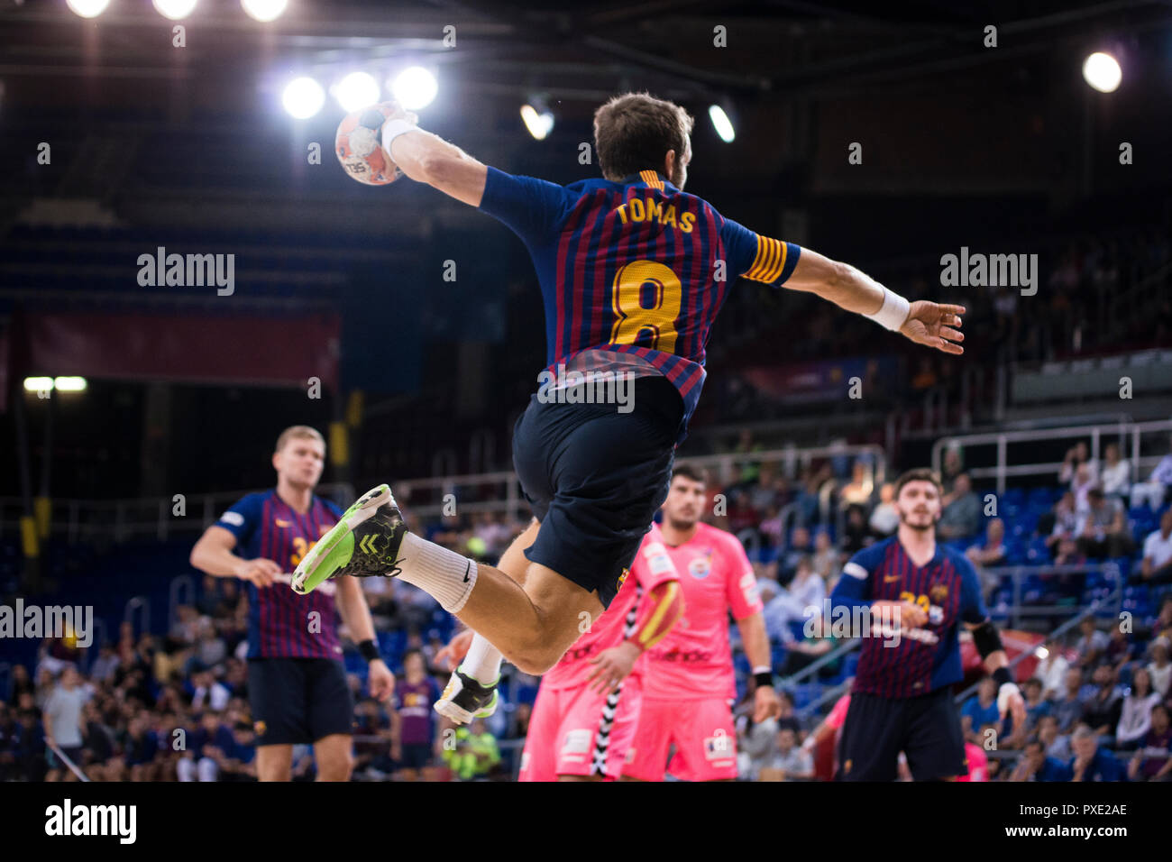 21. Oktober 2018, Palau Blaugrana, Barcelona, Spanien; Liga ASOBAL Handball; FC Barcelona Lassa versus BM Sinfin; Victor Tomas des FC Barcelona hohe Sprünge score Stockfoto