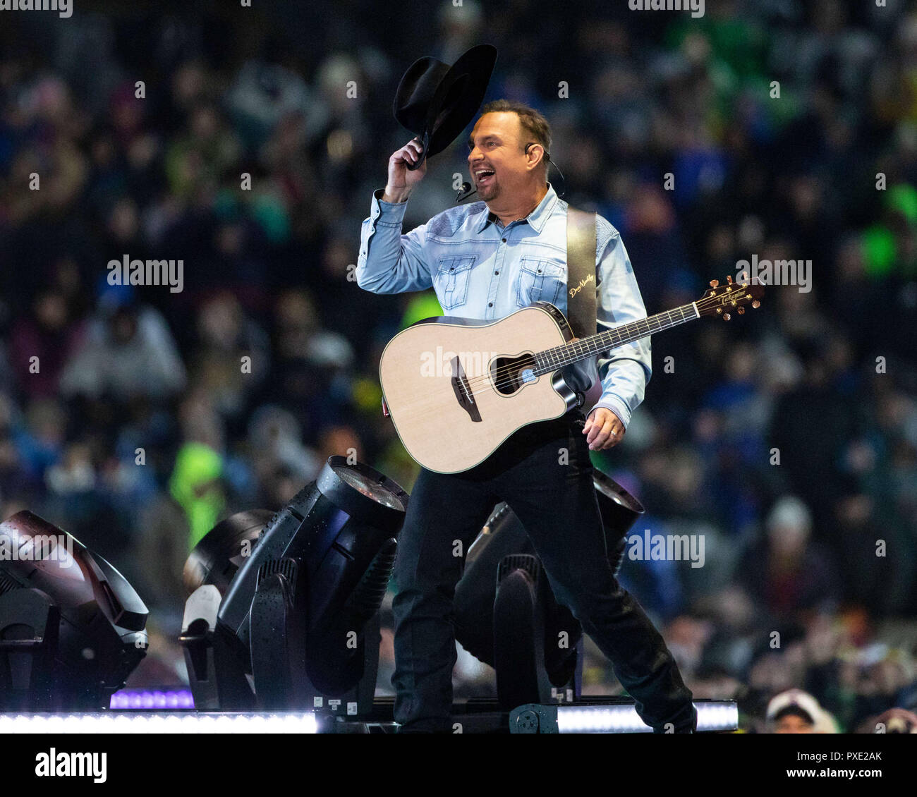 South Bend, Indiana, USA. Okt, 2018 20. GARTH BROOKS macht Geschichte und führt die erste komplette Stand-alone-Konzert im Notre Dame Stadium in South Bend, Indiana zu einer Masse von 84.000 Menschen am 20. Oktober 2018. Credit: Lora Olive/ZUMA Draht/Alamy leben Nachrichten Stockfoto