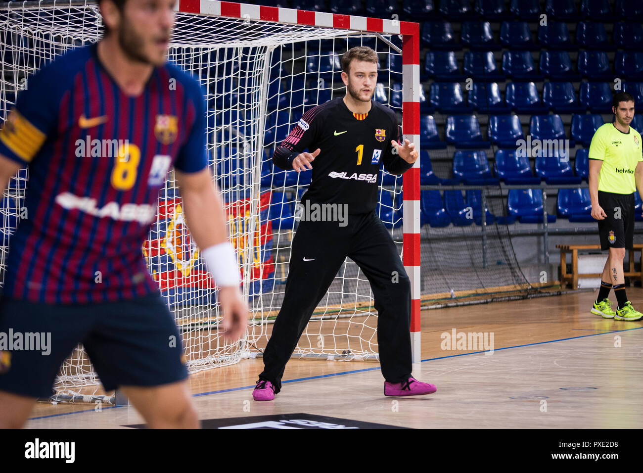 21. Oktober 2018, Palau Blaugrana, Barcelona, Spanien; Liga ASOBAL Handball; FC Barcelona Lassa versus BM Sinfin; Gonzalo Pérez de Vargas Torwart des FC Barcelona auf der Suche nach einer Aktion Stockfoto