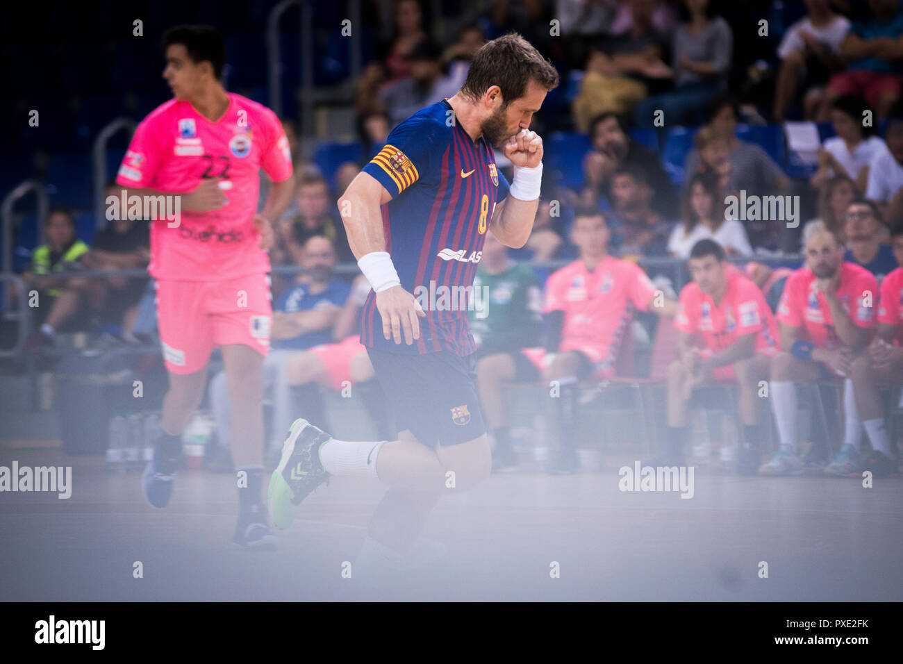 21. Oktober 2018, Palau Blaugrana, Barcelona, Spanien; Liga ASOBAL Handball; FC Barcelona Lassa versus BM Sinfin; Victor Tomas des FC Barcelona feiert ein Ziel Stockfoto