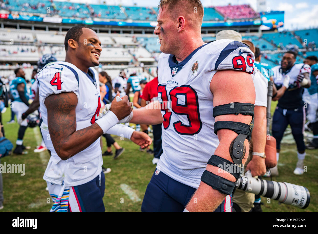 Houston Texans Quarterback Deshaun Watson 4 Und Houston Texans Defensive Ende J J Watt 99 Nach Der Nfl Football Spiel Zwischen Den Houston Texans Und Die Jacksonville Jaguars Am Sonntag Den 21 Oktober