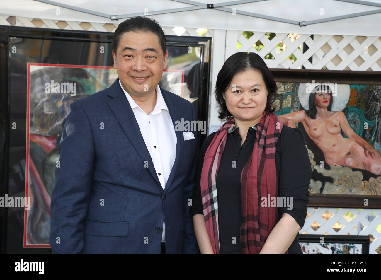 Beverly Hills, Kalifornien, USA. 20. Oktober, 2018. Chinesischen TV-Moderator Joey Zhou und die chinesisch-amerikanische Künstlerin Xia Li im Beverly Hills Art Show in Beverly Hills, Kalifornien am 20. Oktober 2018. Li ist für ihre Darstellung von starken Frauen zahlen in ihrer Malerei und ihrem einzigartigen Stil, verbindet die traditionelle chinesische Tuschemalerei mit zeitgenössischen westlichen Porträts bekannt. In ihrer Kunst, ist Sie suchen eine neue visuelle Sprache für den Ausdruck die Essenz der chinesischen Kultur, der modern und integrativen zu erstellen. Sheri Determan/Alamy leben Nachrichten Stockfoto