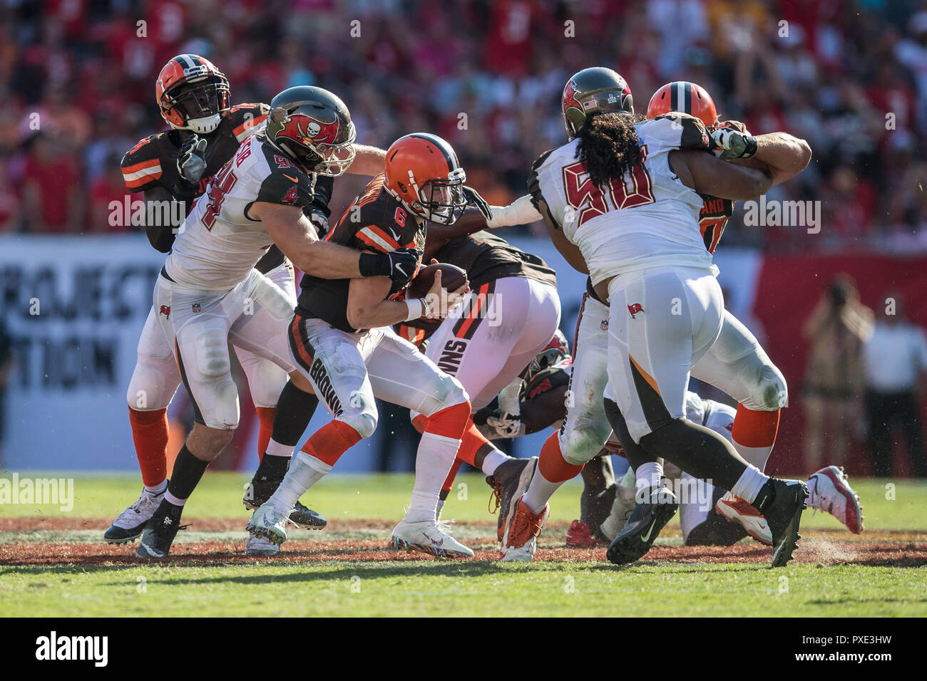 Tampa, Florida, USA. Okt, 2018 21. Cleveland Browns quarterback Baker Mayfield (6) ist von Tampa Bay Buccaneers defensive Ende Carl Nassib (94) Während der Überstunden bei Raymond James Stadion am Sonntag, den 21. Oktober 2018 in Tampa, Florida. Credit: Travis Pendergrass/ZUMA Draht/Alamy leben Nachrichten Stockfoto