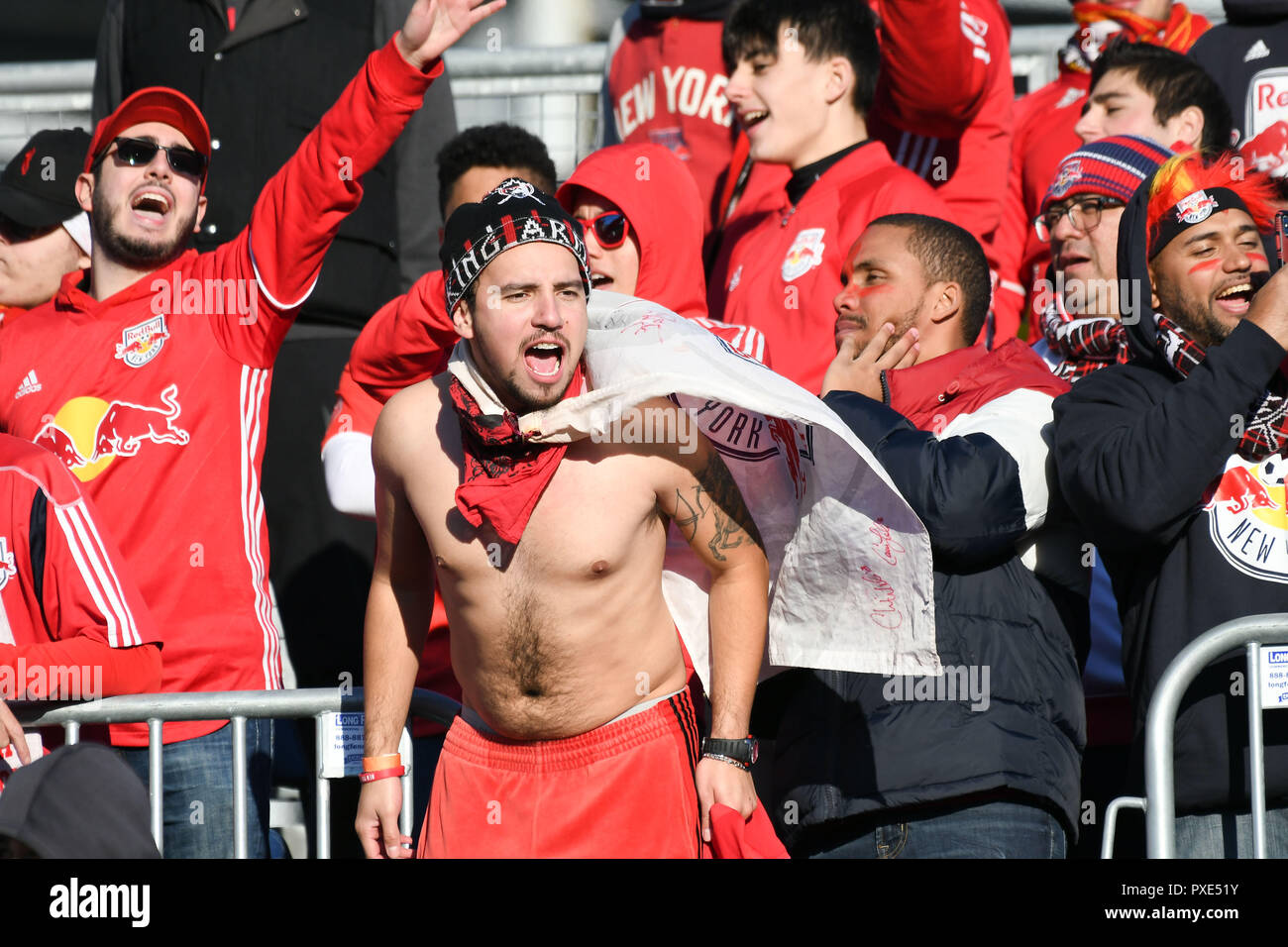 Chester, Pennsylvania, USA. Okt, 2018 21. New York Red Bulls Fans feiern ihr Team über den Philadelphia Union gewinnen bei Talen Energie Feld in Chester PA Credit: Ricky Fitchett/ZUMA Draht/Alamy leben Nachrichten Stockfoto