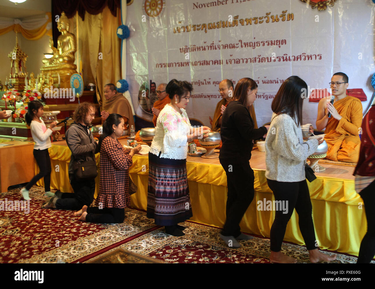 Buddhistische Anhänger bieten Speisen, den Mönchen bei der jährlichen Ende der Fastenzeit Feier am Wat Boston Vararam Buddha Tempel gehalten, nur eine der beiden in Massachusetts. Stockfoto