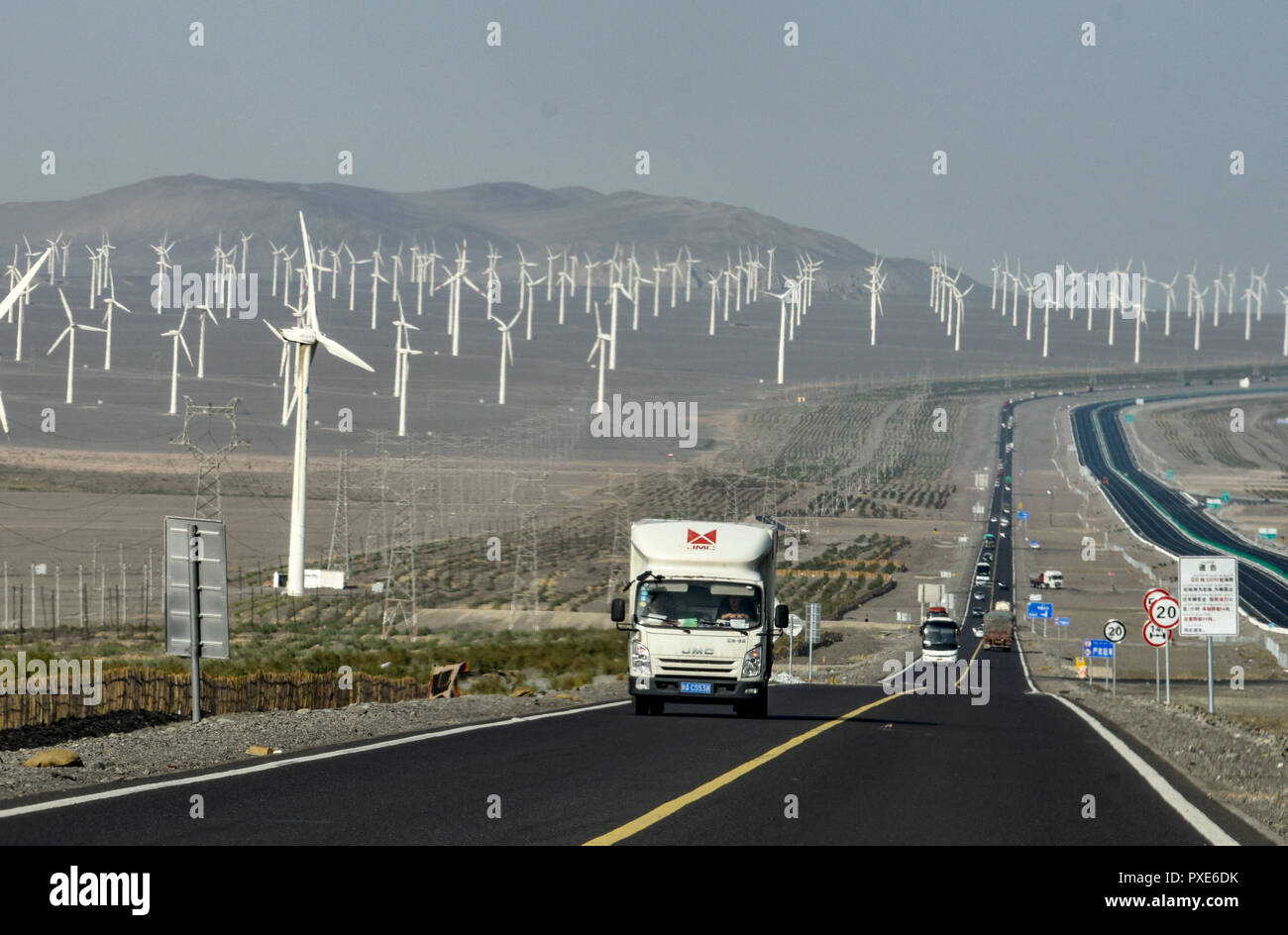 (181022) - Peking, Oktober 22, 2018 (Xinhua) - ein Lkw fährt auf der Straße in Turpan, Nordwesten Chinas Autonome Region Xinjiang Uygur, Sept. 22, 2018. China's Road Freight Transport schnelle Expansion in den ersten neun Monaten 2018 fort, das Ministerium für Verkehr, die in einer Aussage gesagt Okt. 20, 2018. Von Januar bis September, die Menge der Ladung auf Straßen, die den Löwenanteil in Chinas total Cargo Transport durchgeführt, um 7,5 Prozent auf 28,64 Milliarden Tonnen. Das Wachstum kam unter Chinas stetigen wirtschaftlichen Wachstum, das mit 6,7 Prozent in den drei Quartalen stand, abov Stockfoto