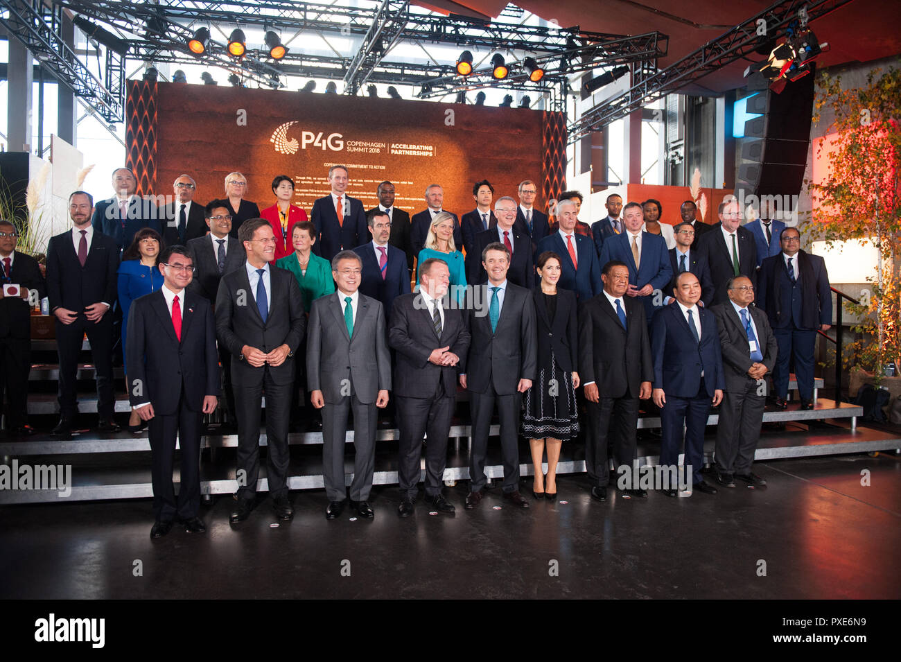 Minister für Auswärtige Angelegenheiten, Japan er Taro Kono, Premierminister der Niederlande er Mark Rutte, Präsident von Südkorea er Moon Jae-in, Ministerpräsident von Dänemark er Lars Lokke Rasmussen, Kronprinz Frederik von Dänemark, Kronprinzessin Mary von Dänemark, der Präsident von Äthiopien er Mulatu Teshome, Premierminister der Sozialistischen Republik Vietnam er Nguyen Xuan Phoec, Minister für Auswärtige Angelegenheiten, Bangladesch er Abul Hassan Mahmood Ali (von L nach R) für eine Familie Bild während der P4G Gipfel von Kopenhagen 2018 im Konzerthaus des dänischen Rundfunks dar. Stockfoto