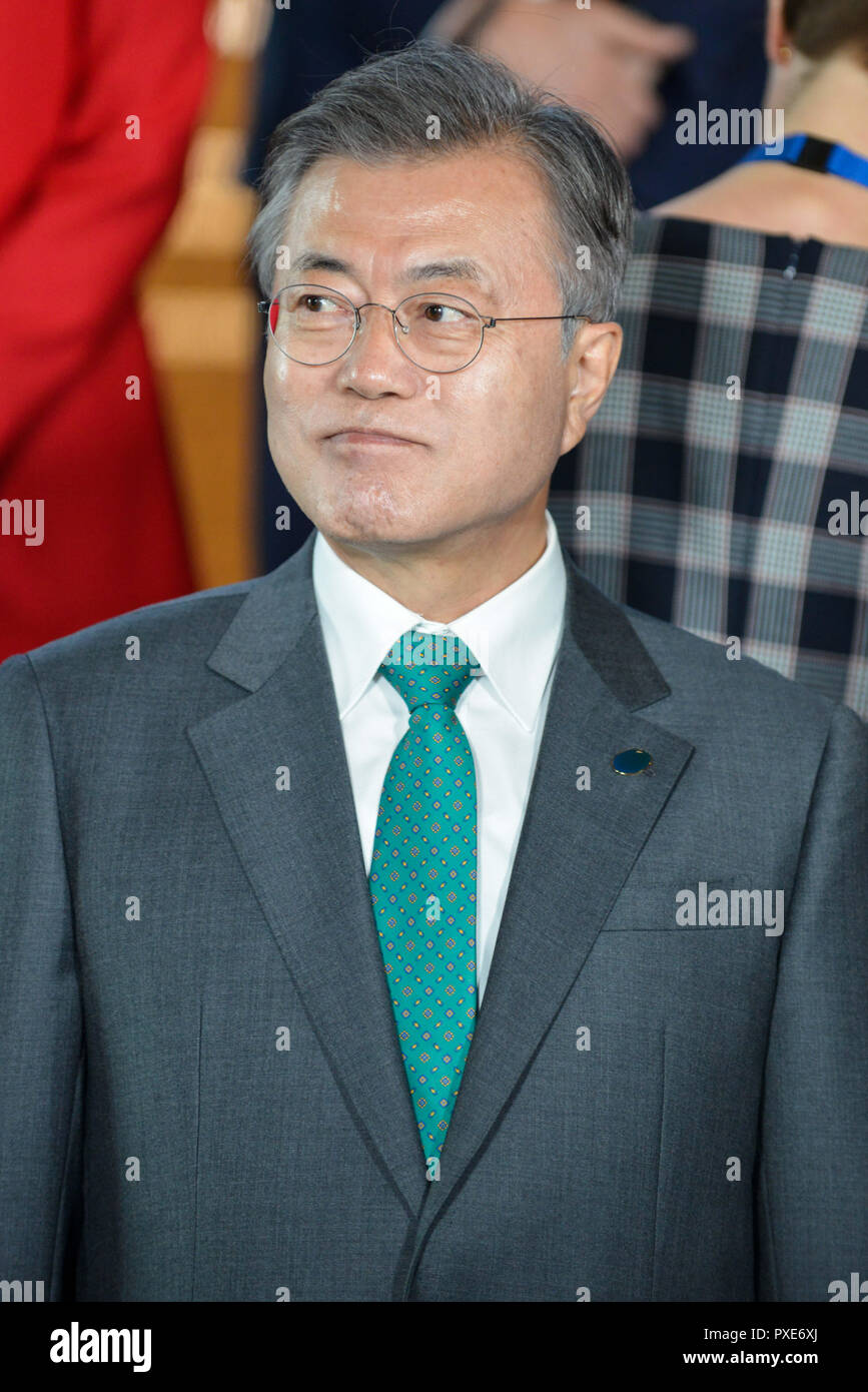 Kopenhagen, Seeland, Dänemark. Okt, 2018 20. Moon Jae-in des südkoreanischen Präsidenten warten auf eine Familie Bild während der P4G Gipfel von Kopenhagen 2018 bei den Danish Radio Concert Hall. Credit: Ricardo Ramirez/SOPA Images/ZUMA Draht/Alamy leben Nachrichten Stockfoto