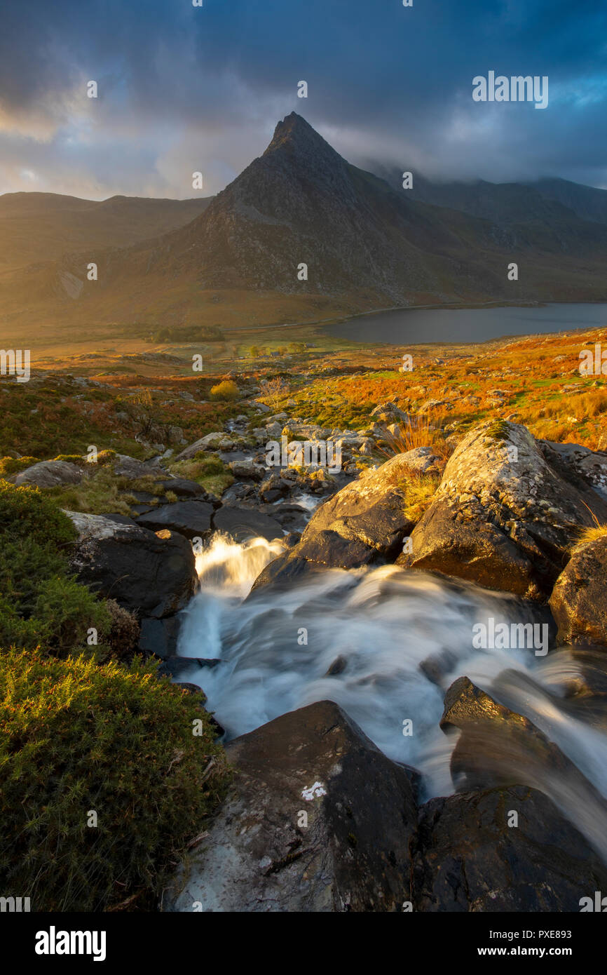 Spektakulären Sonnenaufgang über den majestätischen Berg Ogwen Valley und recognizasble Tryfan im Snowdonia National Park, Conwy, Wales beliebte Tanne zu Fuß Stockfoto