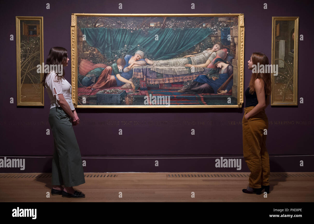 Tate Britain, London, UK. 22. Oktober, 2018. Die erste große Retrospektive von pre-raphaelite Maler Edward Burne-Jones in Großbritannien für eine Generation öffnet in der Tate Britain. 150 Werke der Malerei, Glasmalerei und Wandteppich von mittelalterlicher Kunst, Mythen und Legenden gehören einige selten ausgestellt Darlehen. Die Ausstellung läuft vom 24. Oktober 2018 - 24. Februar 2019. Bild: von der Briar Rose, einer der vier Panels auf der Geschichte von Dornröschen auf. Credit: Malcolm Park/Alamy Leben Nachrichten. Stockfoto