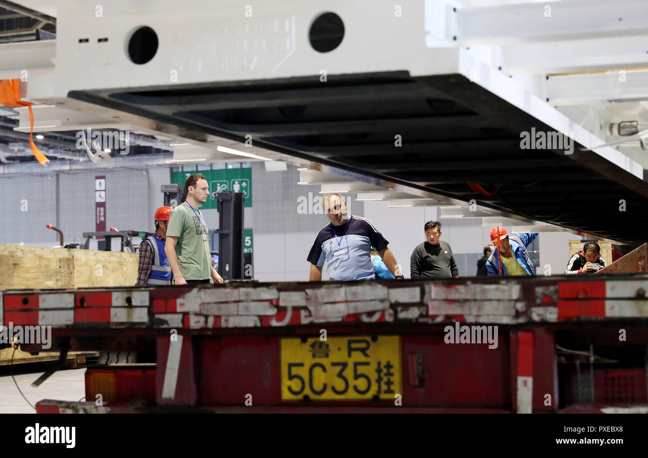 Shanghai, China. 22 Okt, 2018. Deutsche Ingenieur Martin Holzheid (C) kontrolliert die Position der eine wichtige Komponente der Taurus Fräsmaschine in Shanghai, China, Okt. 22, 2018. Vormontage der Fräsmaschine, die das größte Exponat werden auf China's upcoming import Expo zu sein, wurde hier am Montag beendet. Die Ausstellung wird voraussichtlich auf 200 Quadratmetern Ausstellungsfläche auf der Expo, die in Shanghai am 07.11.5-10 gehalten zu werden. Credit: Fang Zhe/Xinhua/Alamy leben Nachrichten Stockfoto