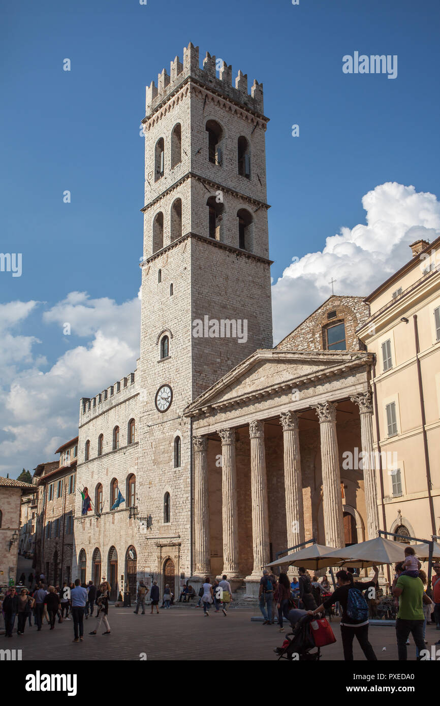 Minervatempel von der Piazza del Comune in Assisi aus gesehen. Perugia, Umbrien, Italien Stockfoto