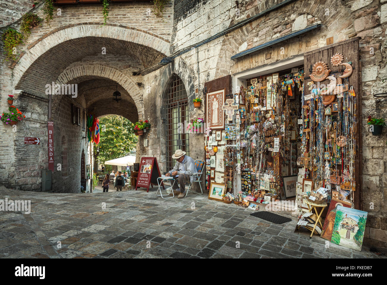 Souvenirladen in einer Straße in Assisi. Perugia, Umbrien, Italien Stockfoto
