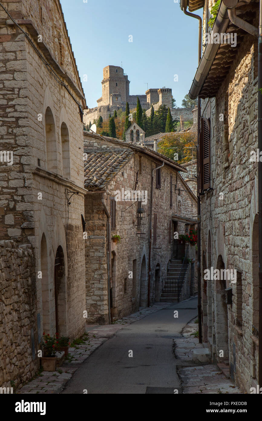 Gasse mit Blick auf die Rocca Maggiore, Festung von Assisi. Perugia, Umbrien, Italien Stockfoto