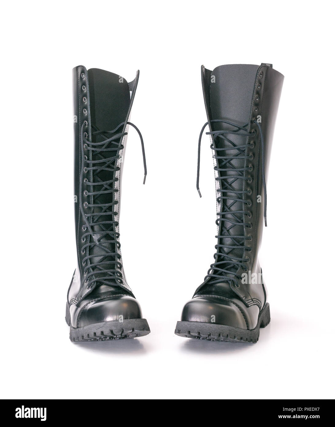 Hohes Knie hoch Schwarz combat Mode goth Punk oi Stiefel mit angeschraubt Sohlen - auf weißen isoliert Stockfoto