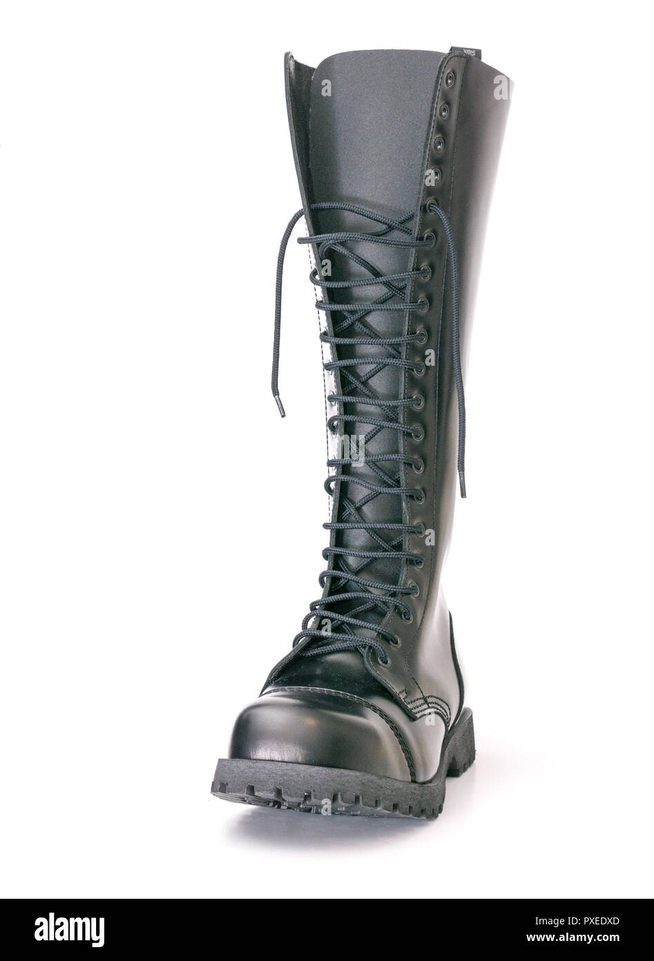 Hohes Knie hoch Schwarz combat Mode goth Punk oi Stiefel mit angeschraubt  Sohlen - auf weißen isoliert Stockfotografie - Alamy