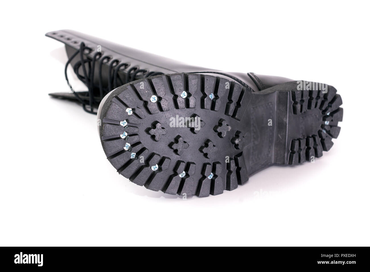 Hohes Knie hoch Schwarz combat Mode goth Punk oi Stiefel mit angeschraubt Sohlen - auf weißen isoliert Stockfoto