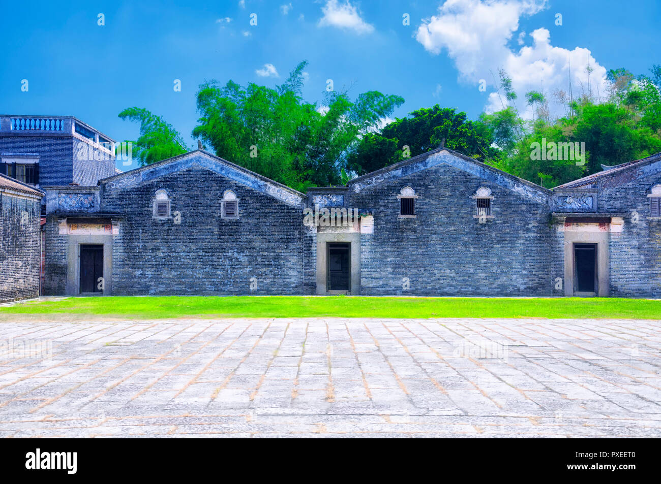 Die historischen Gebäude des Diaoluo in Pingyao Pingyao Zili Dorf in China in der Provinz Guangdong an einem sonnigen blauen Himmel. Stockfoto