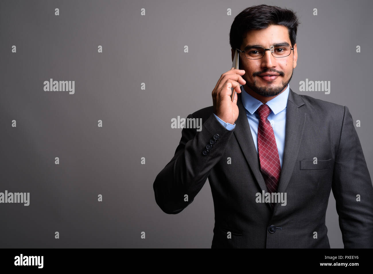 Die Jungen gut aussehenden bärtigen Persischen Geschäftsmann Brillen tragen Stockfoto
