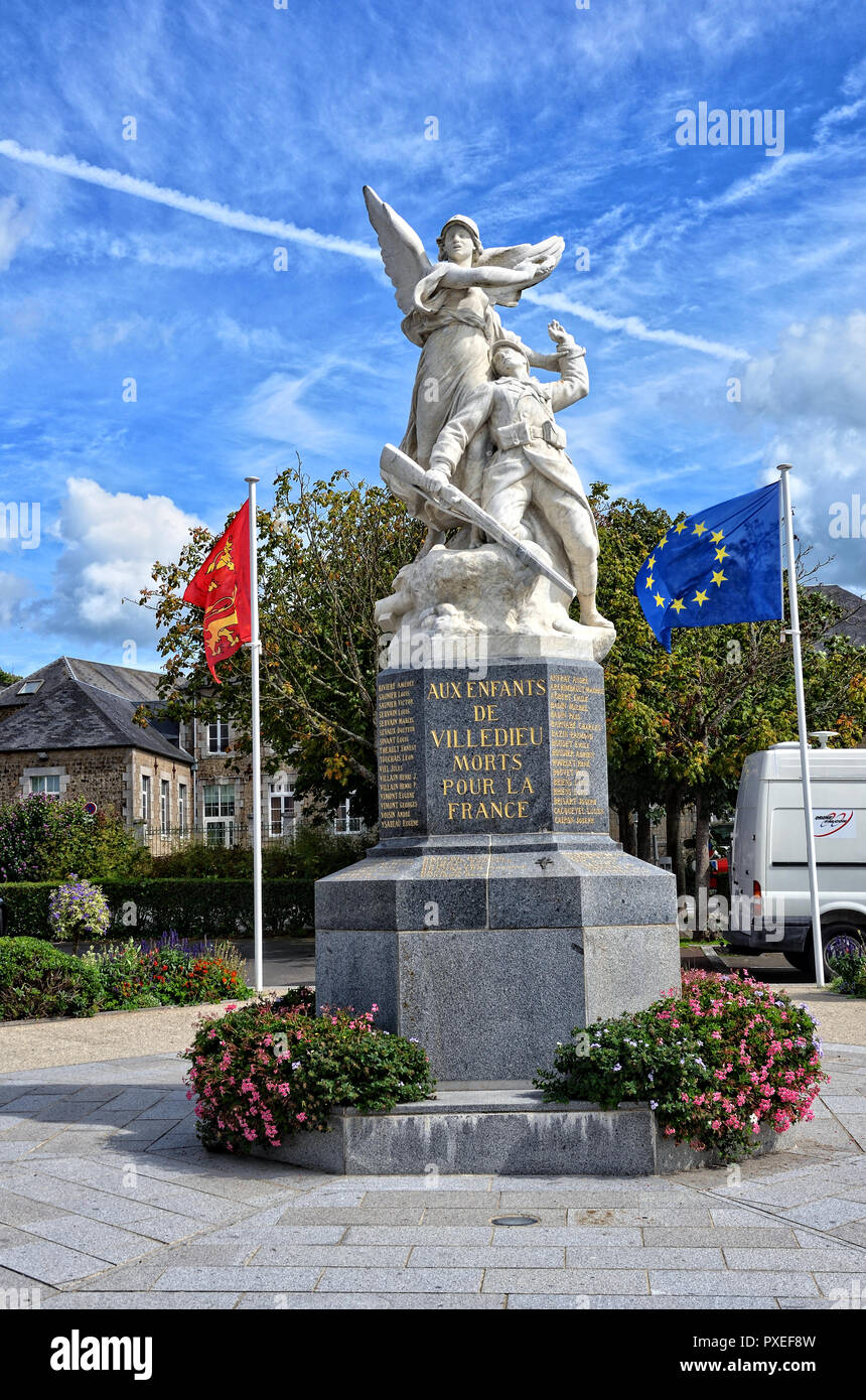 Kriegerdenkmal in Villedieu-les-Poeles Stockfoto