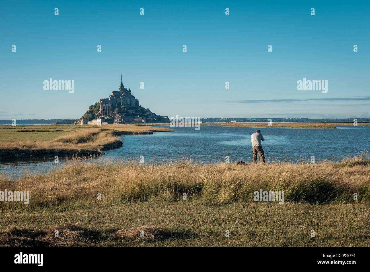 Fotograf bei der Arbeit in der Nähe von Mont Saint-Michel kurz vor Sonnenuntergang, Montag, 21. August 2017, Normandie, Frankreich. Stockfoto
