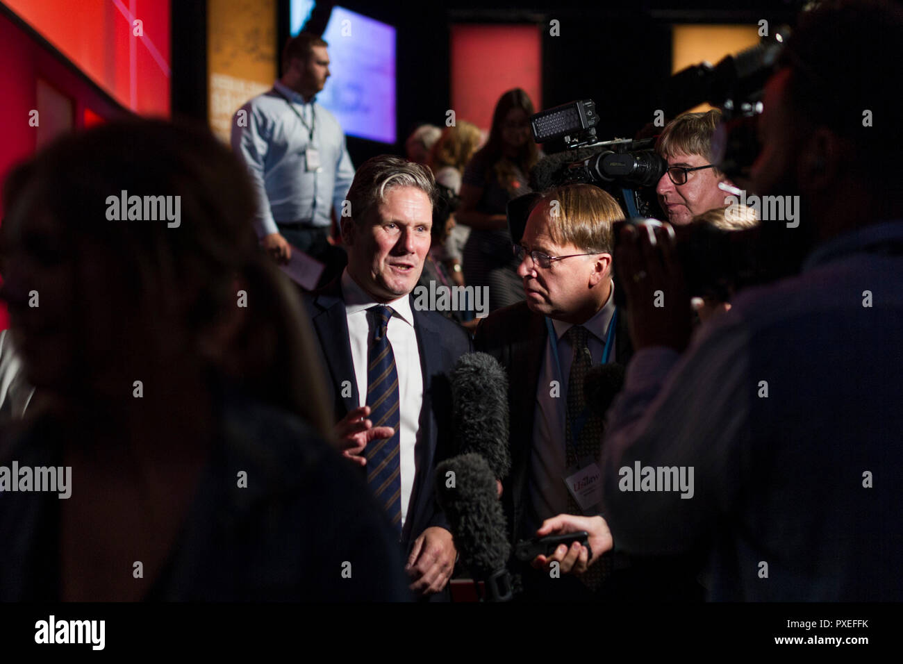 © Chris Bull. 26/9/18 Liverpool, Großbritannien. Die Labour Party Konferenz heute (Mittwoch, 26. September 2018). Shadow Staatssekretär für das Verlassen der Europäischen Union Keir Starmer MP wird von Journalisten befragt, wie er den Saal folgende Führer der Labour Party Jeremy Corbyn's verlässt. Es Anrufe wurde für ihn die Arbeit Brexit Politik zu klären, nach seiner Rede etwas von dem, was John McDonnell gesagt hat, widersprochen. Foto: CHRIS STIER Stockfoto