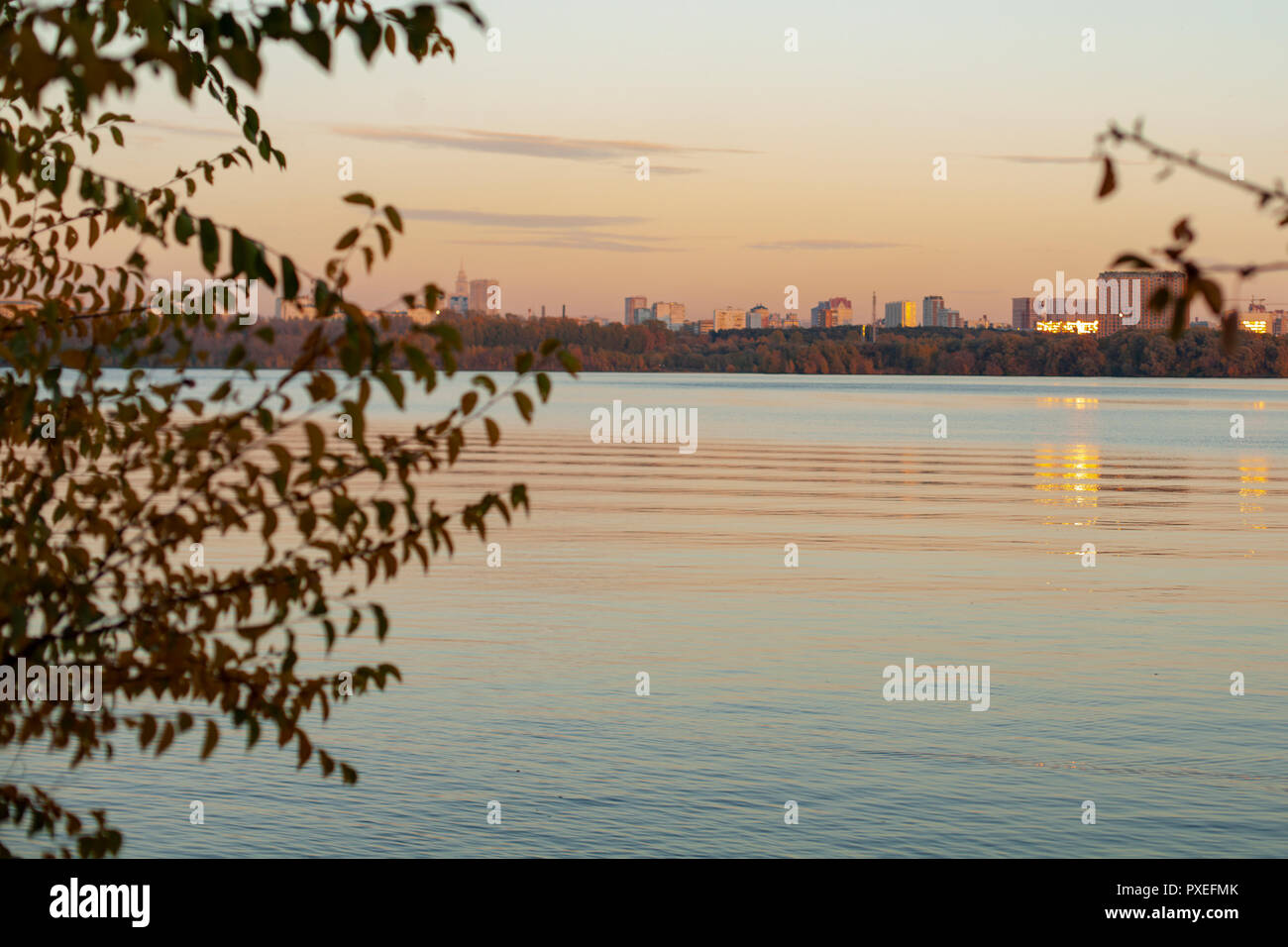 Stadtbild in der Dämmerung, Sonnenuntergang über dem Fluss Stockfoto