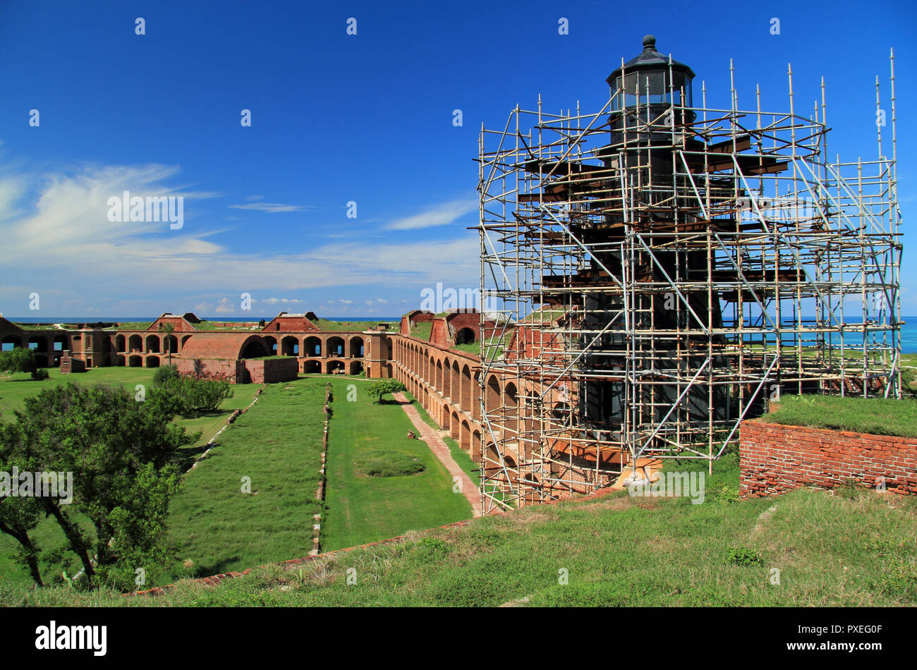 Die Garden Key Leuchtturm, der sitzt auf einer der Bastionen Fort Jefferson, absolviert eine umfassende Restaurierung in 2018, Dry Tortugas National Park Stockfoto