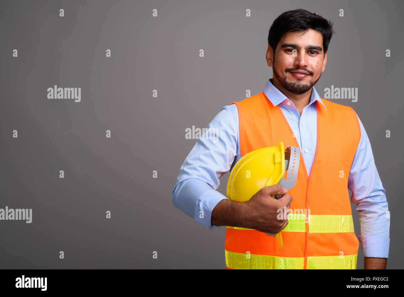 Die Jungen gut aussehenden bärtigen Persischen mann Bauarbeiter gegen g Stockfoto