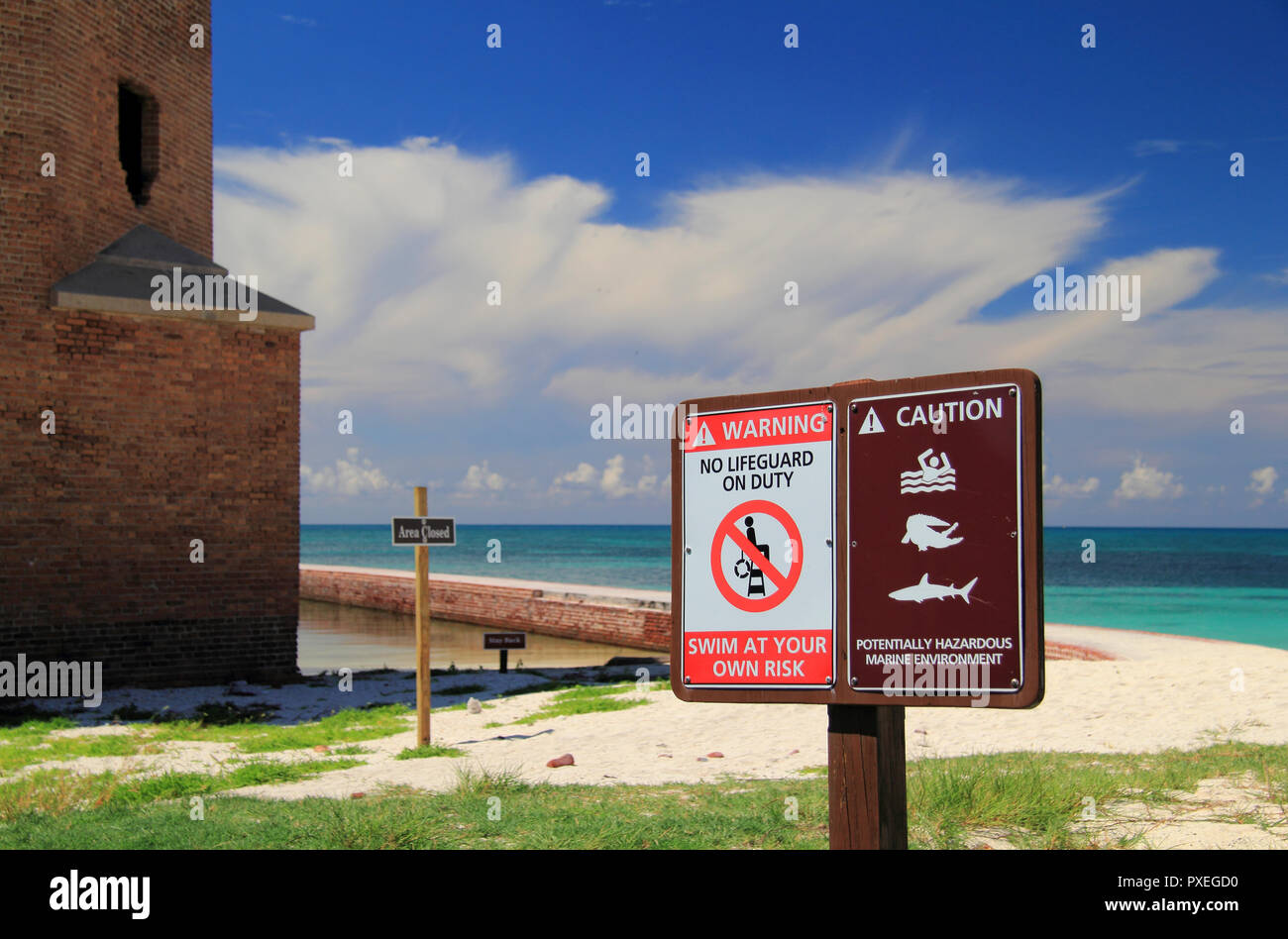 Ein Schild am Fort Jefferson warnt Schwimmer des potenziell gefährliche Meeresumwelt von Dry Tortugas National Park in den Florida Keys zu hüten Stockfoto