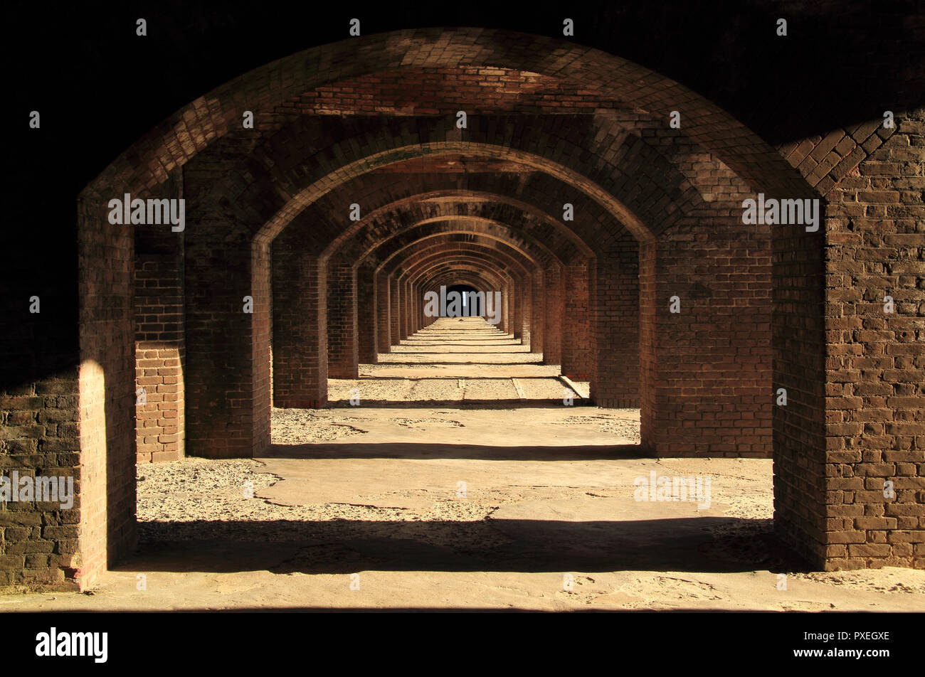 Die unzähligen gemauerten Bögen Fort Jefferson sind eine der einzigartigen architektonischen Merkmale dieses großen militärischen Außenposten in Dry Tortugas National Park Stockfoto