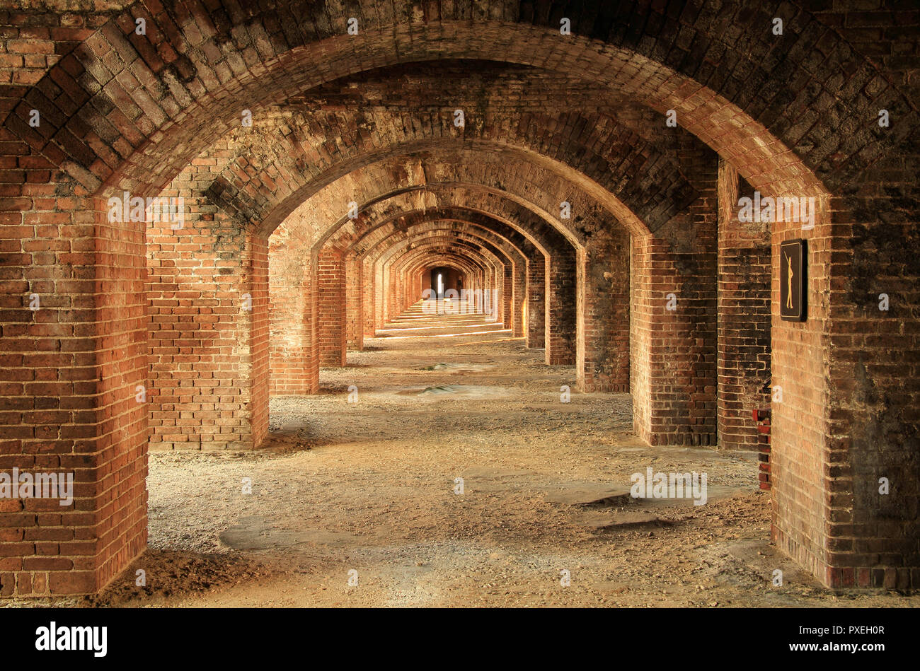 Die unzähligen gemauerten Bögen Fort Jefferson sind eine der einzigartigen architektonischen Merkmale dieses großen militärischen Außenposten in Dry Tortugas National Park Stockfoto